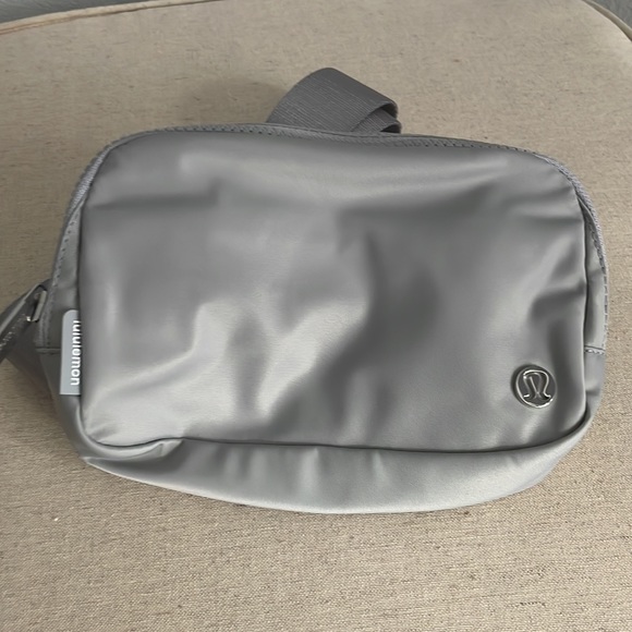 Lululemon Everywhere Belt Bag - Picture 6 of 8